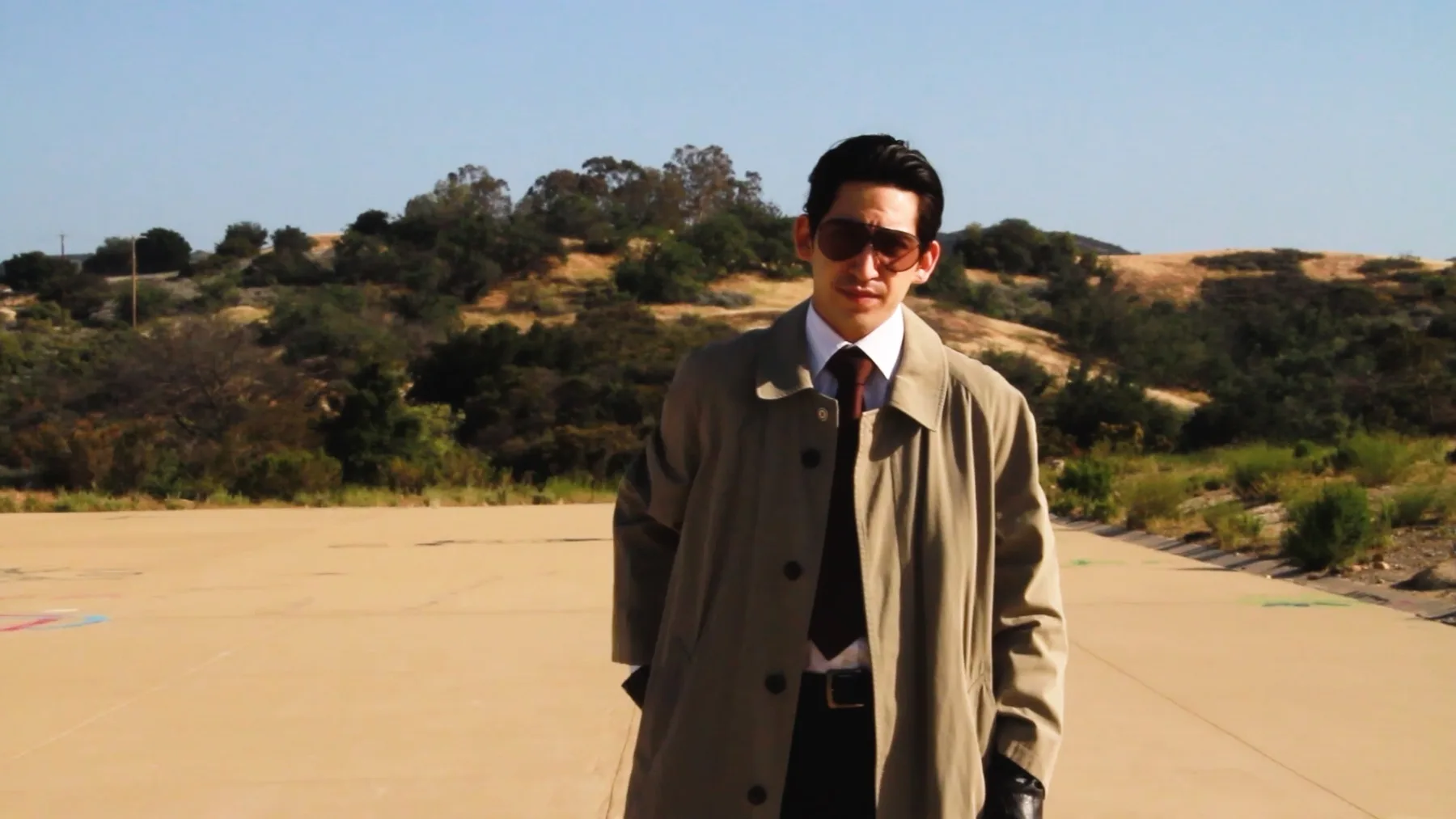 Ian Bloom in Driver 2016 as the Agent in a trench coat and sunglasses